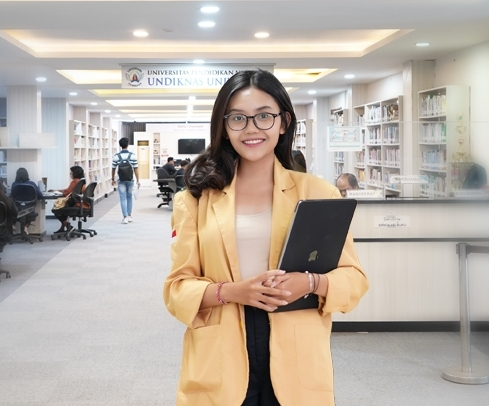 Mahasiswa Universitas Pendidikan Nasional di lingkungan kampus